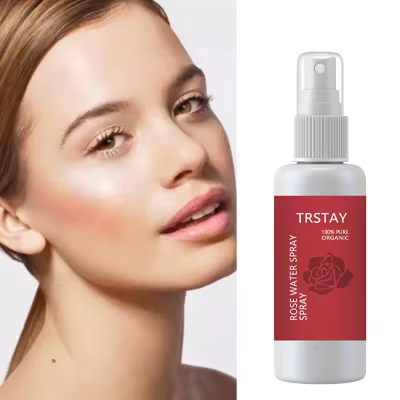 L'essence de pulvérisation d'eau de rose peut éclaircir les taches, rétrécit les pores, éclaircit le