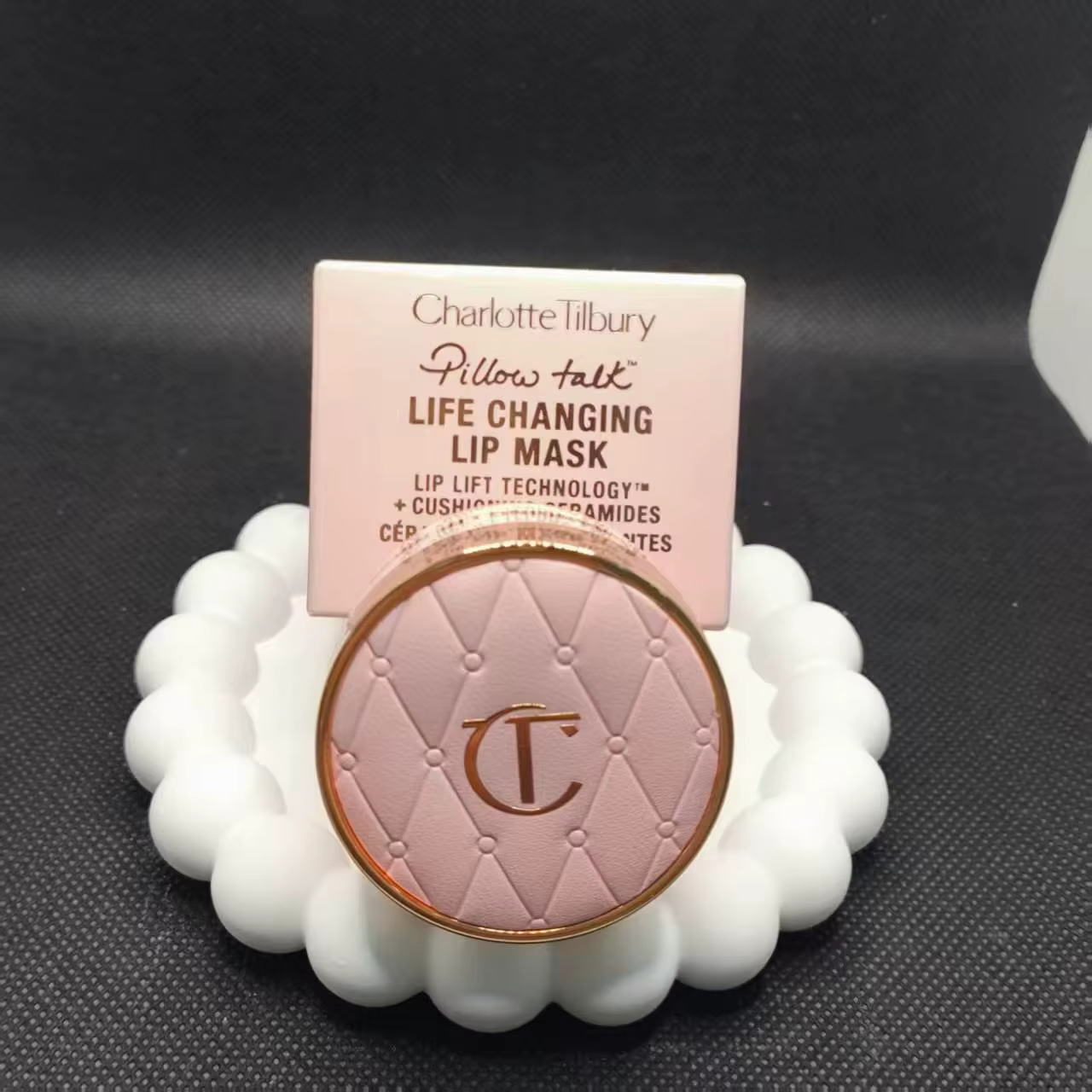 Charlotte Tilbury oreiller parler nouveau masque à lèvres tons rose saveur de fraise réduction des r