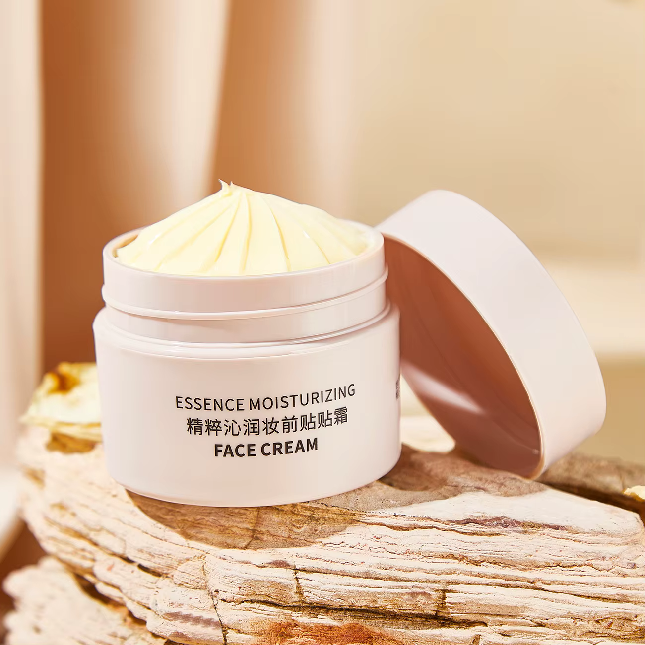 Appliquez la crème avant le maquillage. Crème de base hydratante, hydratation longue durée, soin de