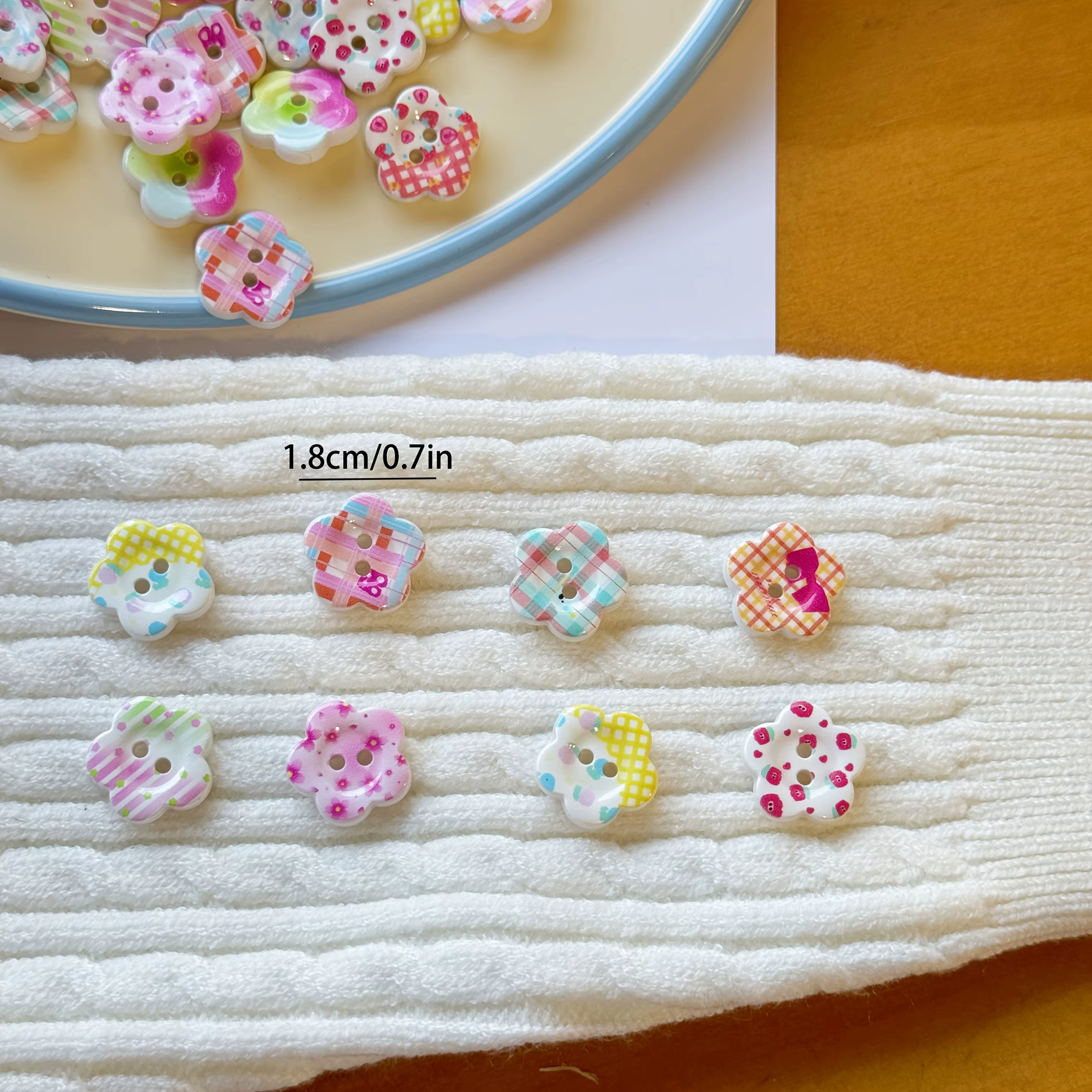 Boutons colorés et mignons de style crème à motif de fleurs de prunier, boutons créatifs pour bricolage, cadeau de vacances, boutons artisanaux faits à la main, couleur aléatoire, 50 pièces