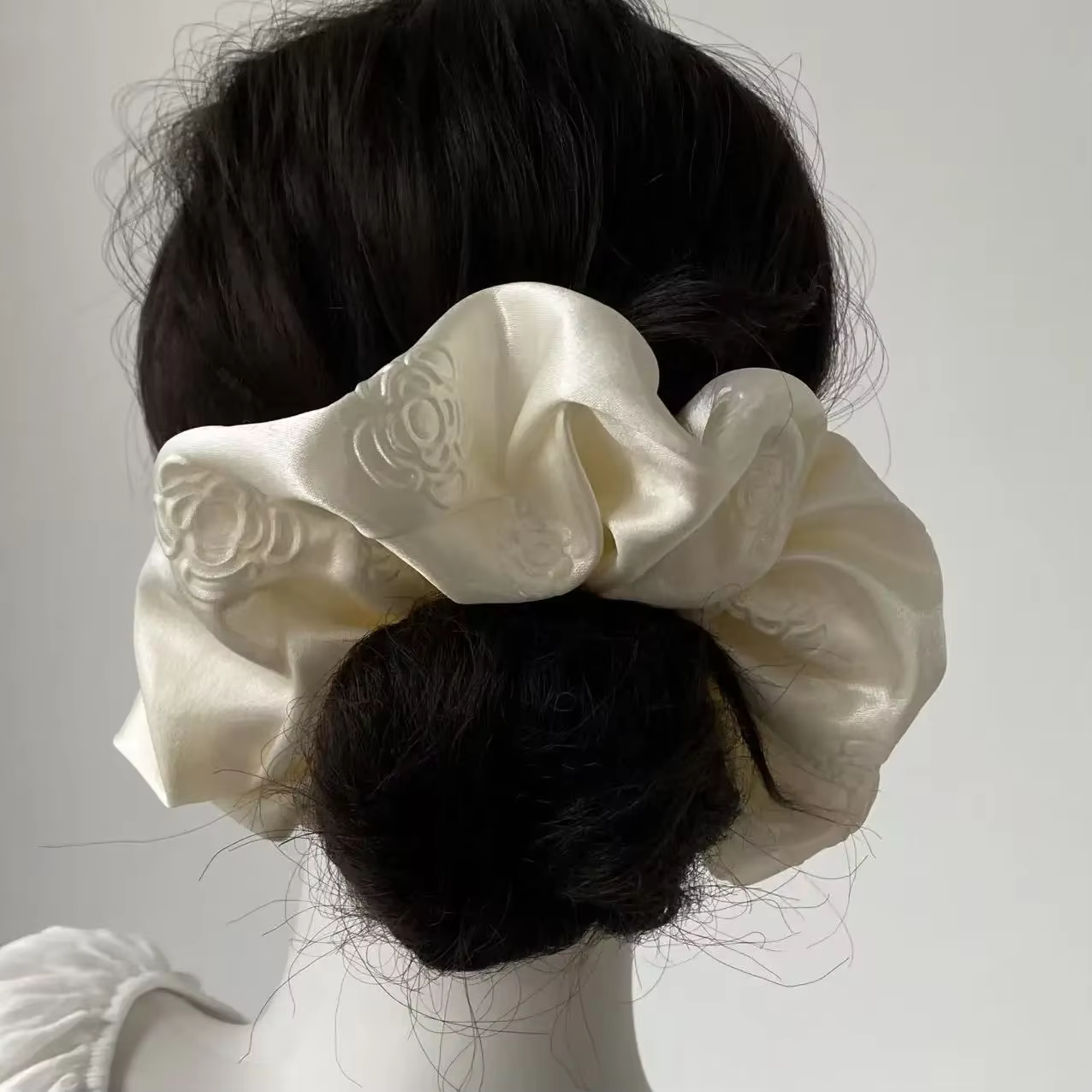 Écharpe carrée en satin blanc crème camélia haut de gamme, style scrunchie, accessoires de cheveux pour femmes, tendance et élégante