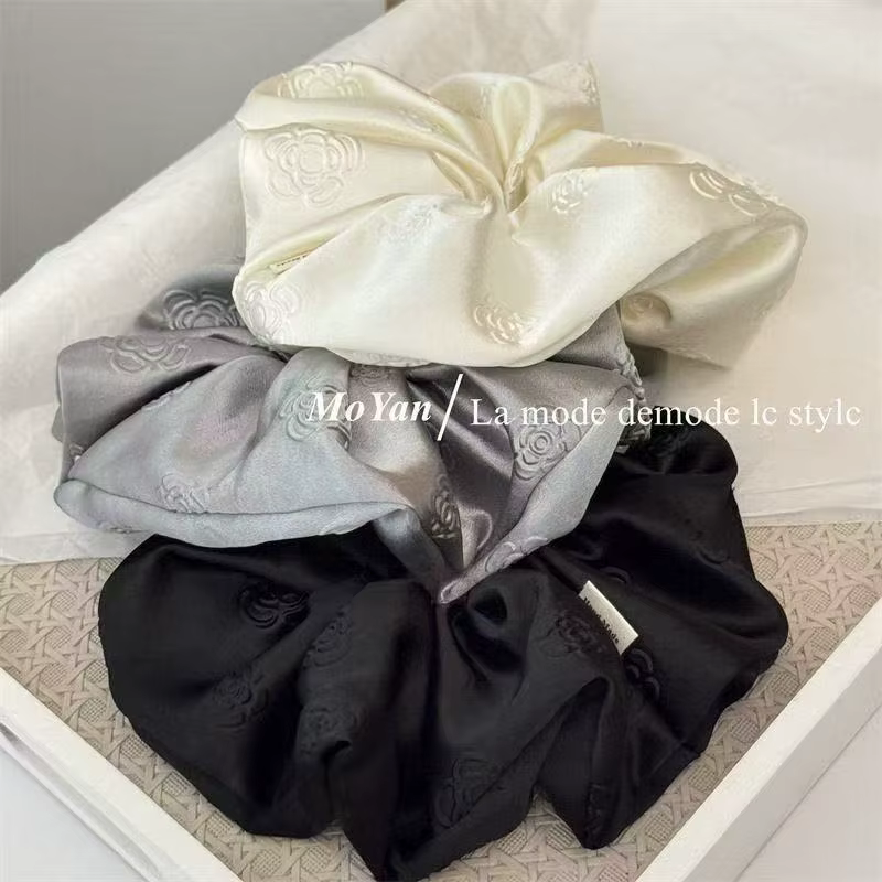 Écharpe carrée en satin blanc crème camélia haut de gamme, style scrunchie, accessoires de cheveux pour femmes, tendance et élégante