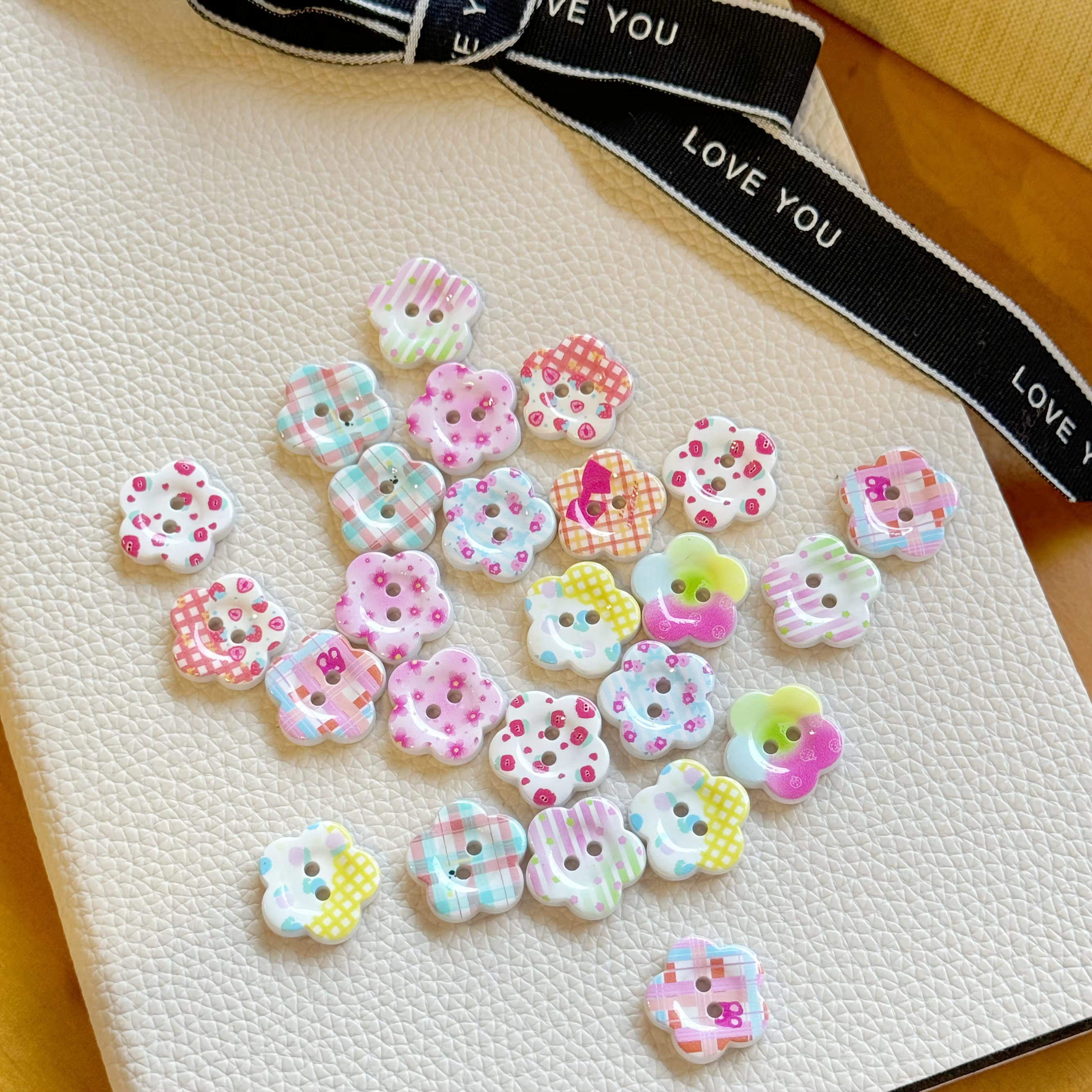 Boutons colorés et mignons de style crème à motif de fleurs de prunier, boutons créatifs pour bricolage, cadeau de vacances, boutons artisanaux faits à la main, couleur aléatoire, 50 pièces