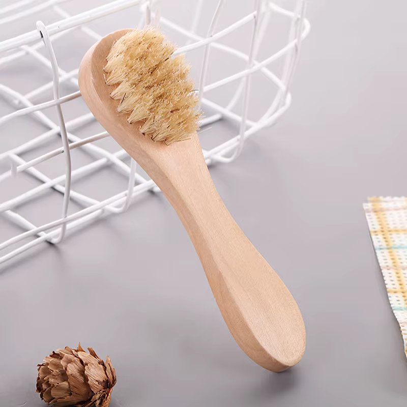 Brosse à visage en bois avec manche en bois