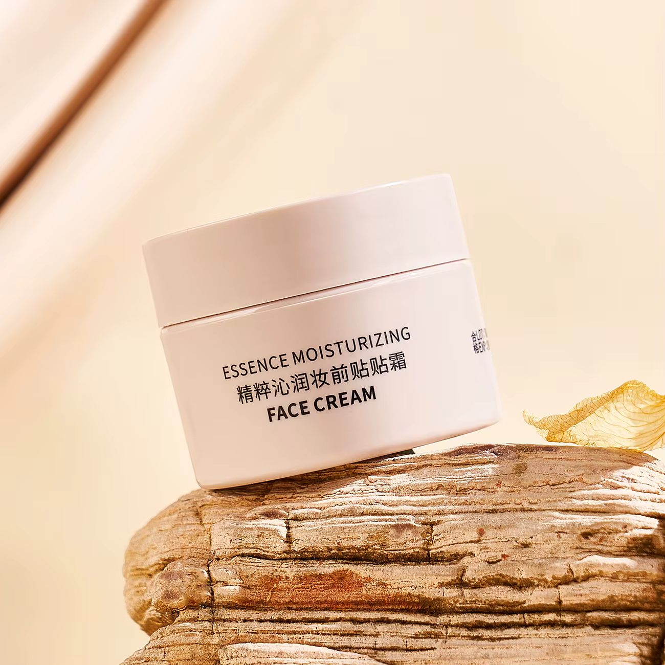 Appliquez la crème avant le maquillage. Crème de base hydratante