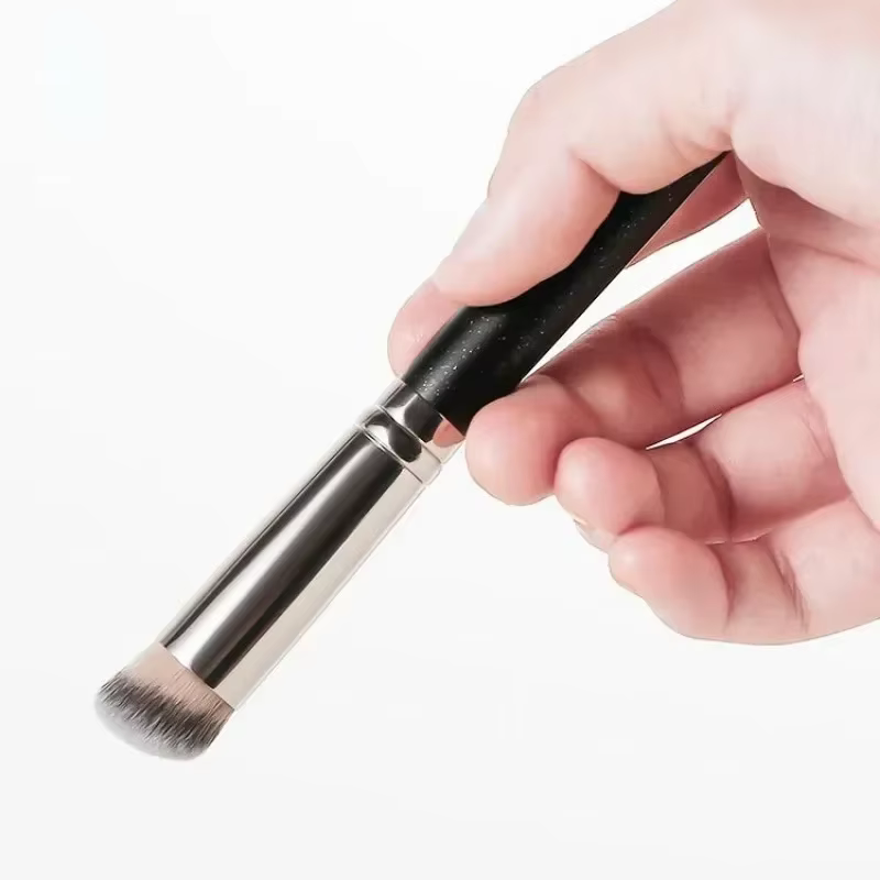 Pinceau correcteur de fond de teint