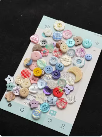 40 pièces de boutons couleur crème, boîte surprise, styles variés, style Ins, pour la décoration de carnets, accessoires de vêtements de poupées DIY et la fabrication de bijoux perlés