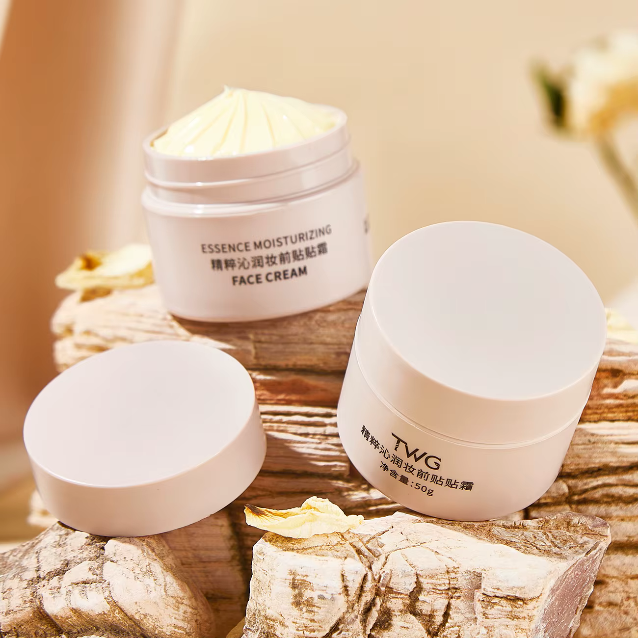 Appliquez la crème avant le maquillage. Crème de base hydratante