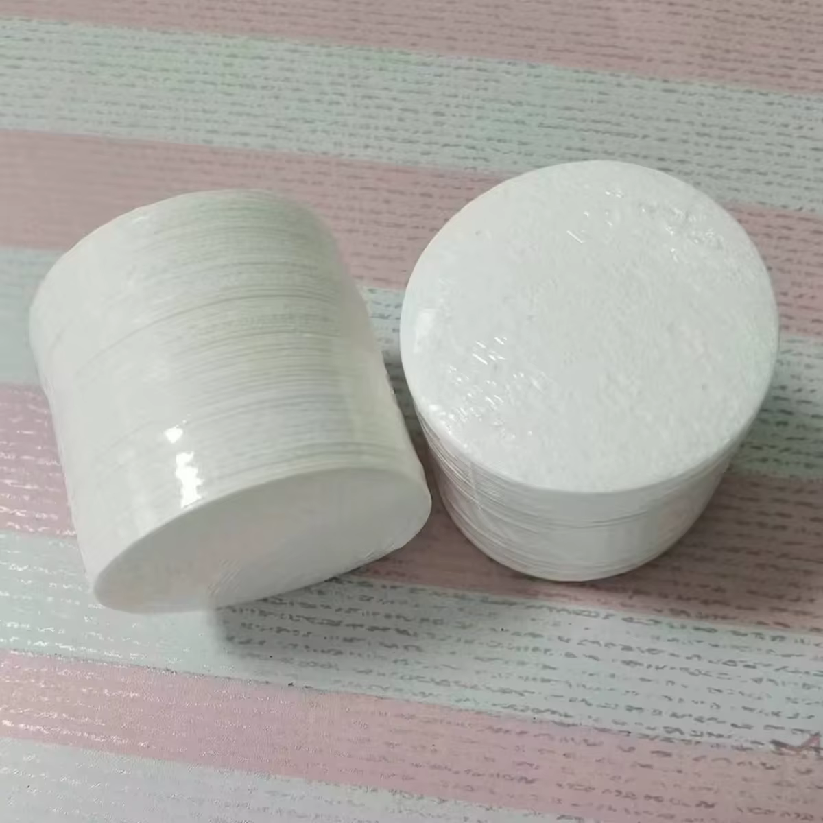 Éponge ronde blanche pour le lavage du visage