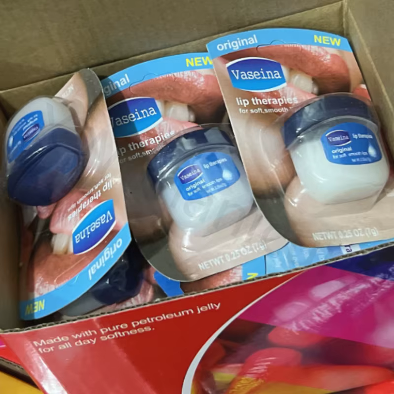 Le baume à lèvres en vaseline peut hydrater les lèvres