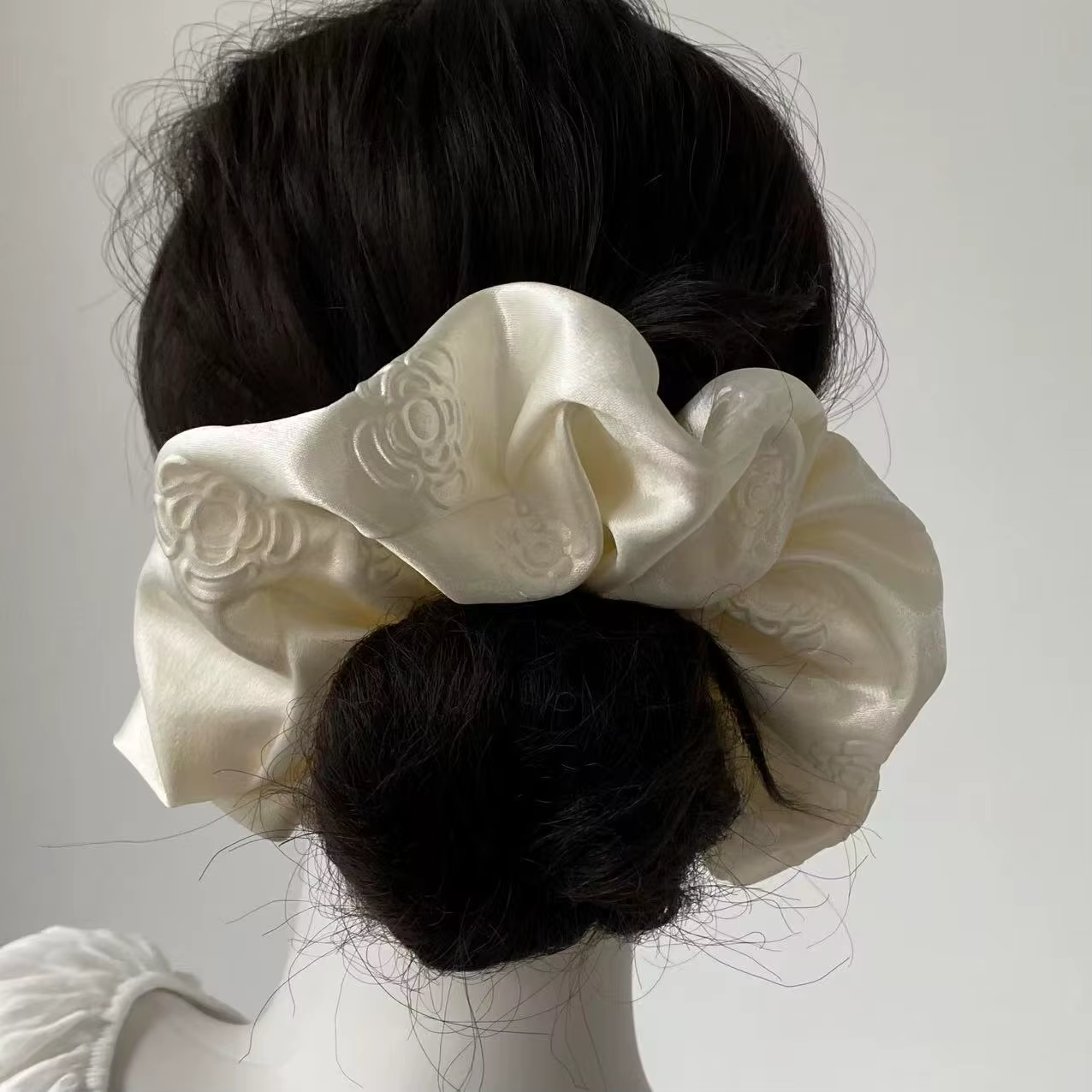 Écharpe carrée en satin blanc crème camélia haut de gamme, style scrunchie, accessoires de cheveux pour femmes, élégance et tempérament