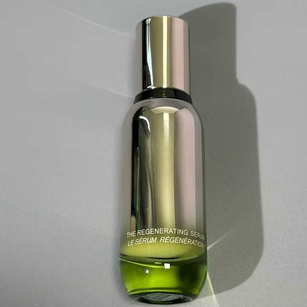 La Lotion Traitante 150ml, l'émulsion infusante 125ml, l'outil de maquillage