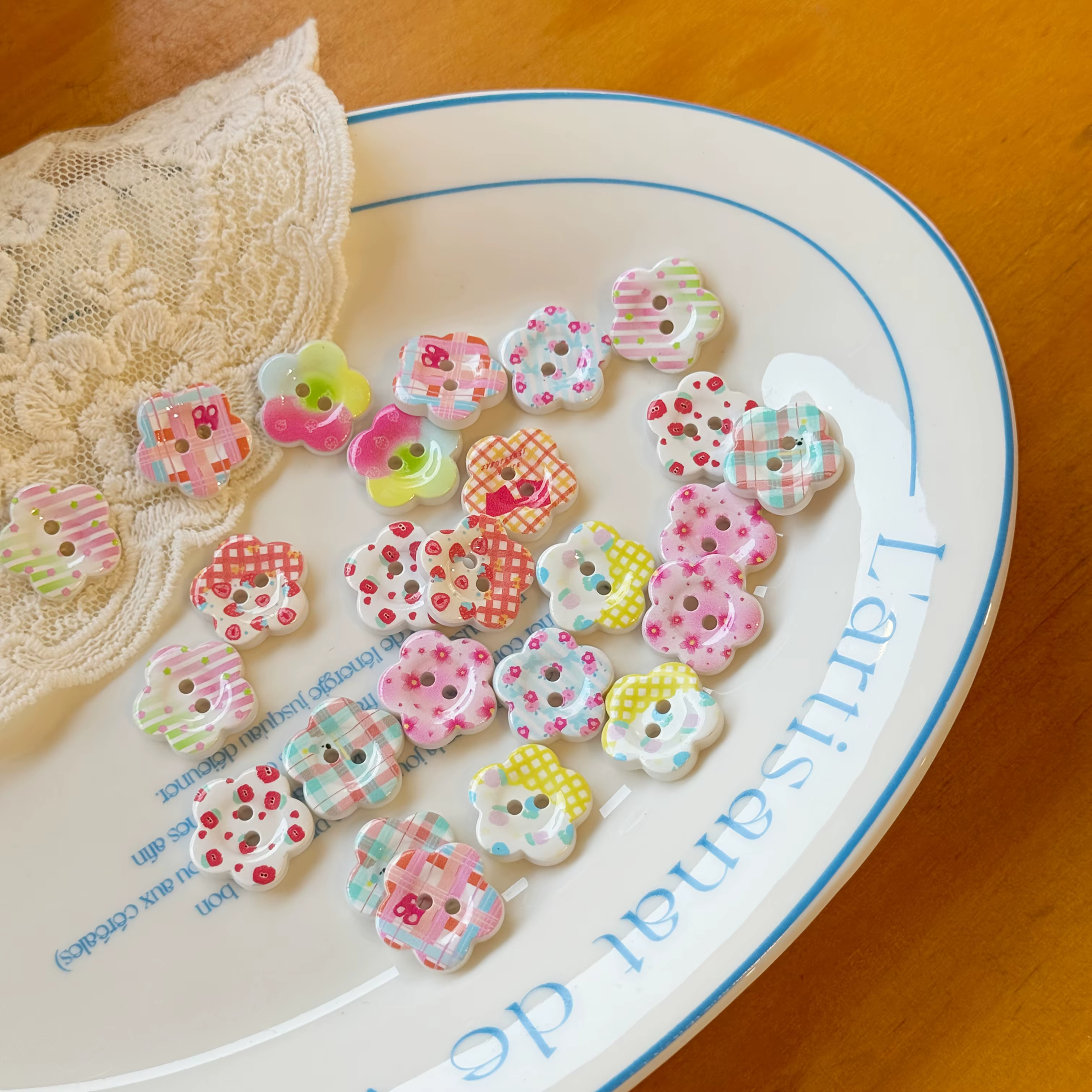 Boutons colorés et mignons de style crème à motif de fleurs de prunier, boutons créatifs pour bricolage, cadeau de vacances, boutons artisanaux faits à la main, couleur aléatoire, 50 pièces