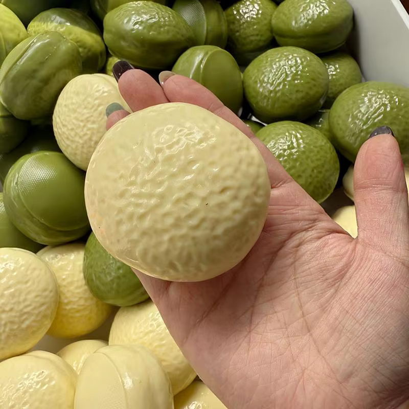 Tarte au thé à la crème au chocolat blanc - Jouet artisanal en forme de boule croustillante pour soulager le stress et favoriser la relaxation