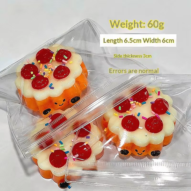 Jouet en forme de tarte aux fraises avec un design mignon et une texture douce, parfait pour soulager le stress et se détendre à la maison ou au bureau