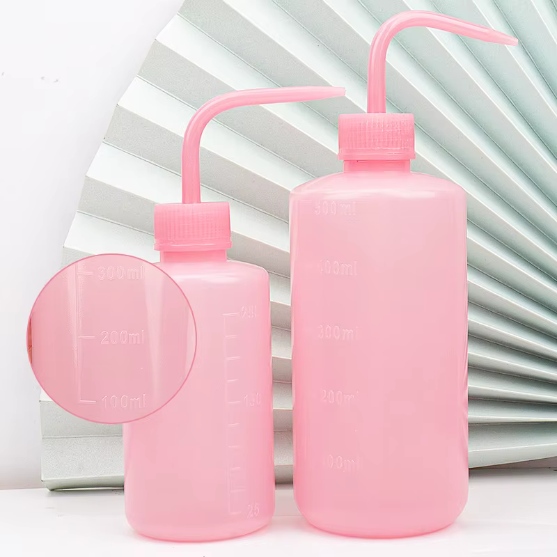 Bouteille de lavage de cils propre avec bec incurvé