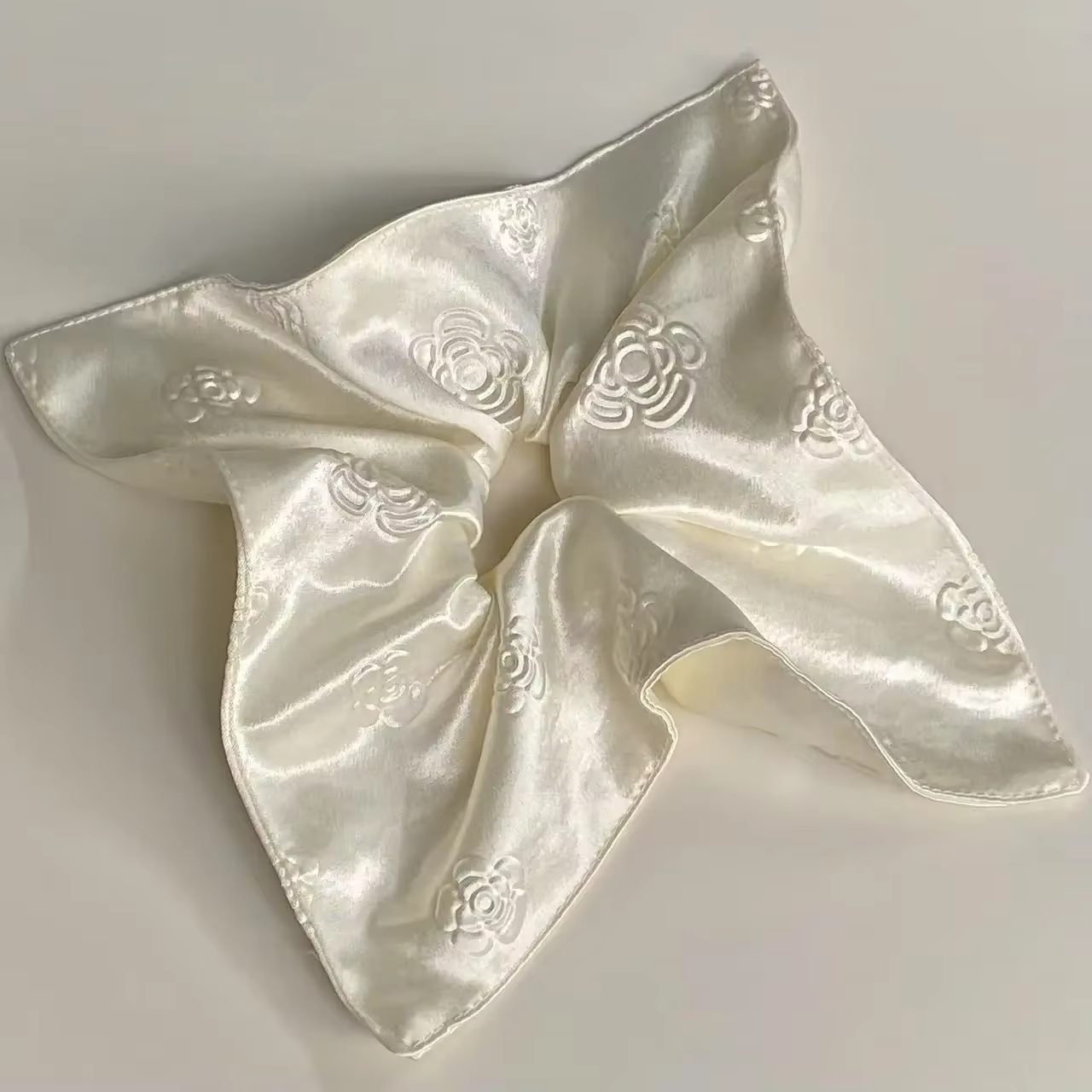 Écharpe carrée en satin blanc crème camélia haut de gamme, style scrunchie, accessoires de cheveux pour femmes, tendance et élégante