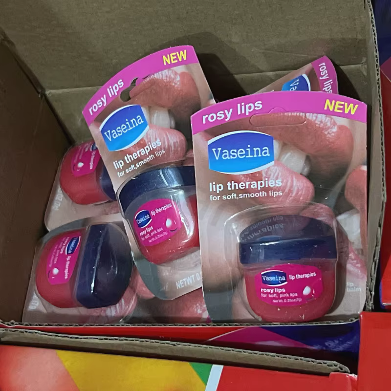 Le baume à lèvres en vaseline peut hydrater les lèvres