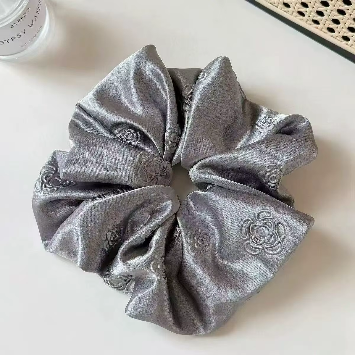 Écharpe carrée en satin blanc crème camélia haut de gamme, style scrunchie, accessoires de cheveux pour femmes, tendance et élégante