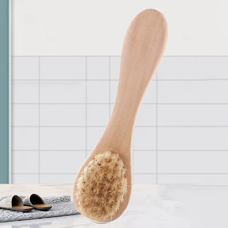 Brosse à visage en bois avec manche en bois